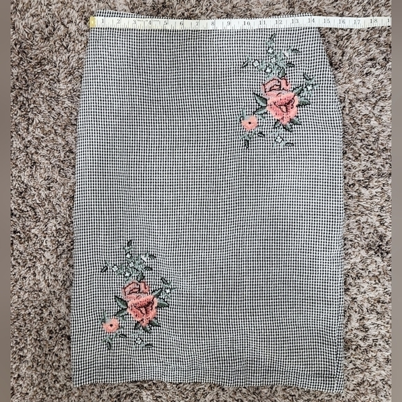 DownEast Black and White Checkered Midi Pencil Skirt with Floral Details - Picture 8 of 12